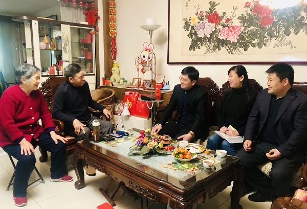 2020新春佳节公司领导春节前走访慰问退休老党员、老干部